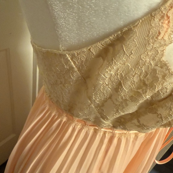 Elegant Peach Lace and Nylon Vintage Nightgown - Picture 9 of 12